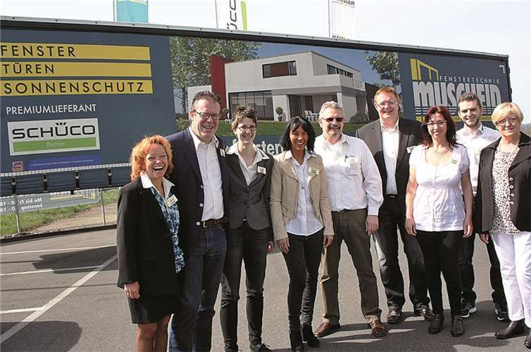 Mitarbeiter von Fenstertechnik Muscheid vor dem Blickfang des Tages, dem LKW-Auflieger der Sped. Flohr im Muscheid Design. -FF-