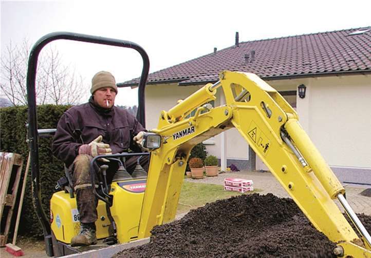 Mitarbeiter von Gartenbau Schöneck legen in Niederbachem eine Garageneinfahrt an.