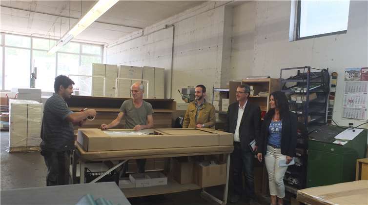 Mitarbeiter von Informa, Marcel Daniel (Leiter für Bildung und Beschäftigung), Heike Louis (Geschäftsführung) und Landtagsabgeordneter Sven Lefkowitz (v. l.).Foto: SPD