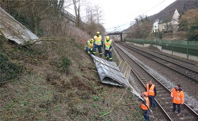 Mitarbeiter von THW und Bahn sicherten die Dachteile, bevor sie auf die Schienen rutschen konnten. Fotos: TE