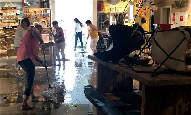 Mitarbeiter von möbel billi bekämpfen die Wassermassen.billi Handels GmbH