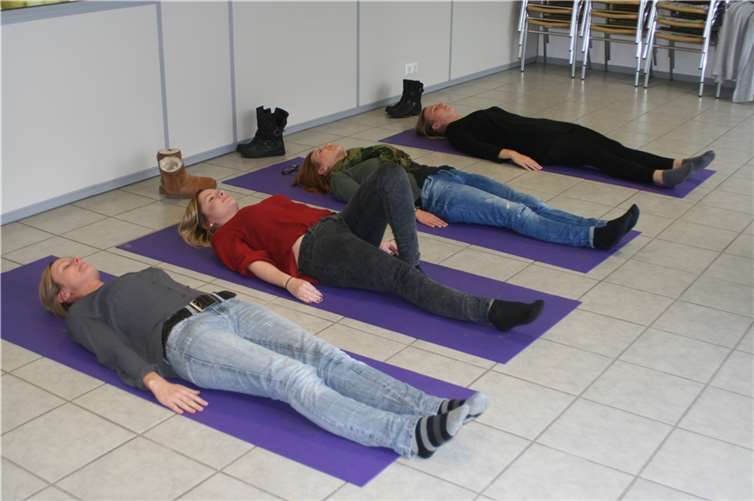 Mitarbeiter während eines Kurses zur progressiven Muskelentspannung.