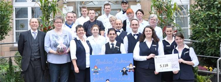 MitarbeiterInnen des Seehotels Maria Laach mit Direktor Steffen Melzow. Bunter Kreis Rheinland