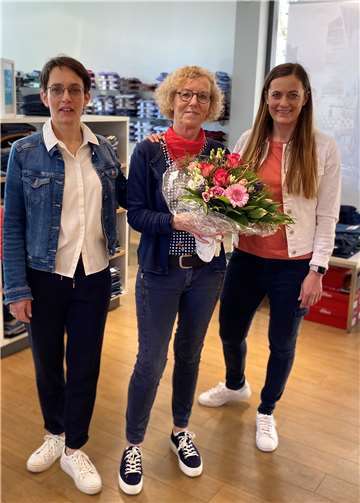 Ulrike Große gebührend gefeiert Mitarbeiterin Ulrike Große (Mitte) feierte ihr 50-jähriges Dienstjubiläum im Modehaus Mintgen in Mendig. Foto: privat