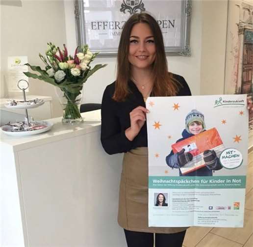 Mitarbeiterin Vanessa Kuhl mit dem Spendenaufruf.privat