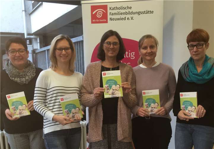 Mitarbeiterinnen aus den Bereichen Pädagogik und Verwaltung präsentieren das neue Jahresprogramm (von links): Marita Kirst, Katharina Schubert, Daniela Blank, Leni Hahn und Isabella Fischer.Foto: privat