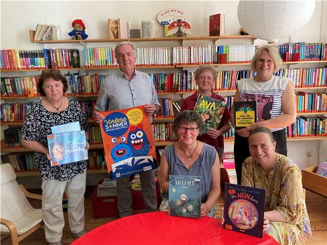 Mitarbeiterinnen der vier Büchereien präsentieren stolz ein Buch aus den Neunschaffungen und danken ganz herzlich dem Vertreter der Bürgerstiftung Remagen, die diese Erweiterung des Bestands um attraktive Kinderbücher durch ihre Spende möglich gemacht hat. Foto: privat