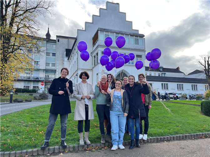 Mitarbeiterinnen des Bunten Kreis Rheinland haben symbolisch vor dem Marienhospital in Bonn Ballons mit Wünschen für die Frühchen und ihre Familien steigen lassen. Fotos: Bunter Kreis Rheinland