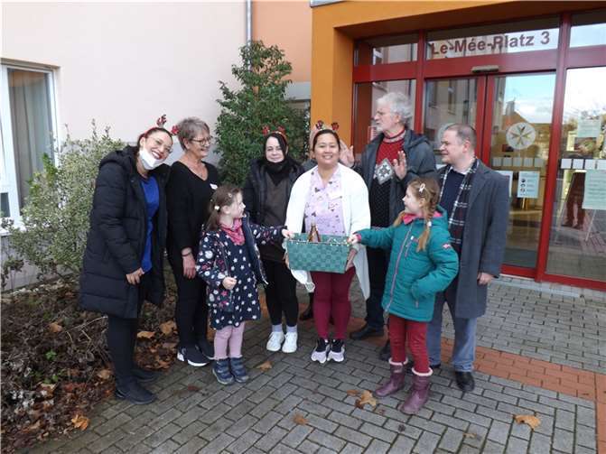 Mitarbeiterinnen des Johanniter-Stifts nehmen den Präsentkorb entgegen. Fotos: privat