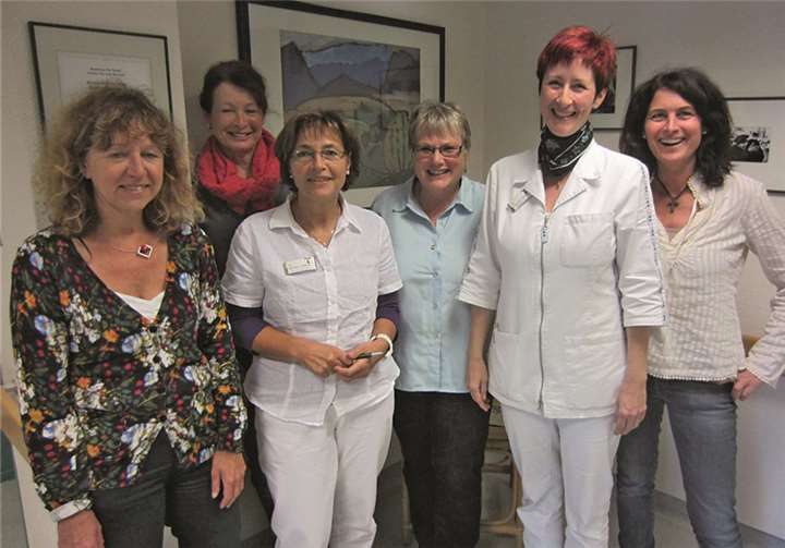 Mitarbeiterinnen des Palliativteams mit der Stationsleiterin Claudia Sputh (2.v.r.) und der stellvertretenden Stationsleiterin Martina Steffens (4.v. r.). privat