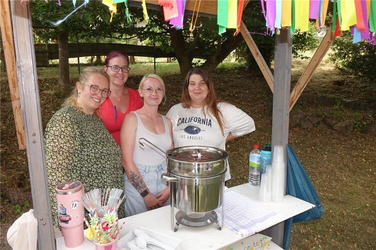 Mitarbeiterinnen gestalteten das Sommerfest mit viel Liebe und Einfallsreichtum.