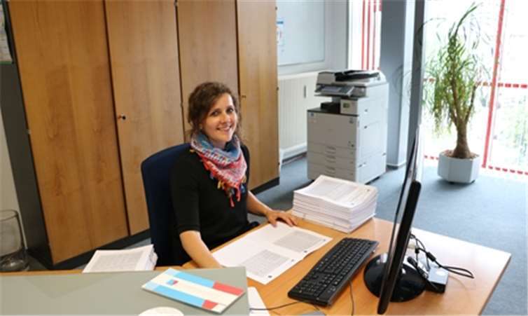 Mitarbeiterinnen und Mitarbeiter der EA European Academy geben die anonymisierten und ausgefüllten Fragebögen ein.EA European Academy