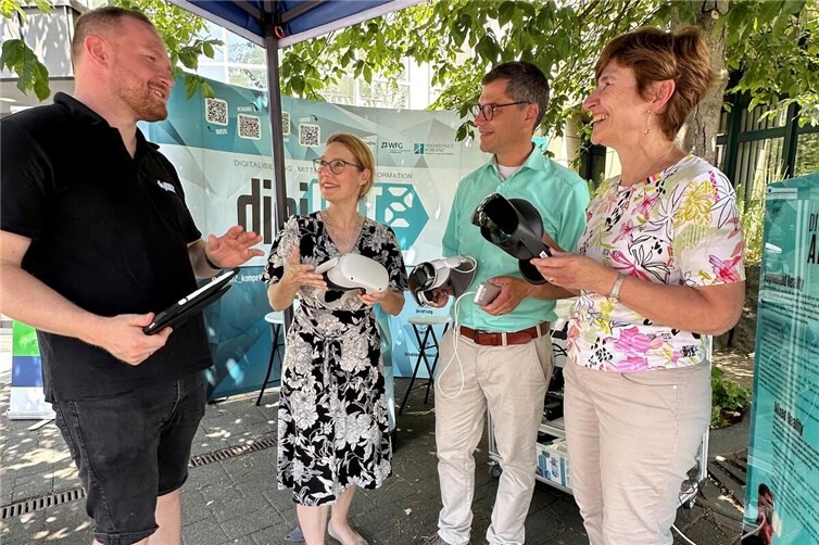 Mitarbeiterinnen und Mitarbeiter der Kreissparkasse Mayen „schauten“ zusammen mit Rita Emde (rechts), Prokuristin der Wirtschaftsförderungsgesellschaft am Mittelrhein mbH, mit Hilfe von VR-Brillen in die Zukunft. 