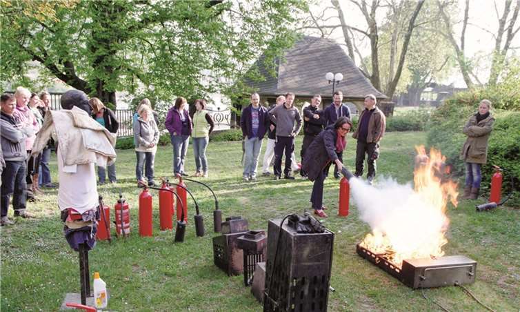 Mitarbeiterinnen und Mitarbeiter der St. Nikolaus-Stiftshospital GmbH wurden für den Notfall geschult.privat
