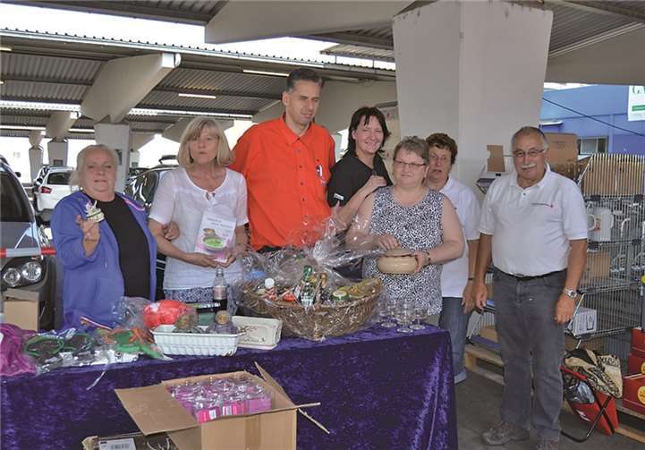 Mitarbeiterinnen und Mitarbeiter mit den Vertretern des Deutschen Roten Kreuzes und dem Trotzdem-Lichtblick – Verein gegen sexuellen Missbrauch/Frauennotruf.privat