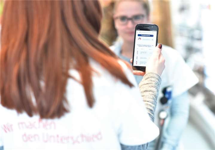 Mitarbeitersmartphones sorgen für Vernetzung: Die 25.000 Smartphones ermöglichen den Mitarbeitern, den Kunden eine bessere, schnellere und individuelle Beratung zu geben und sich jederzeit untereinander austauschen zu können.dm