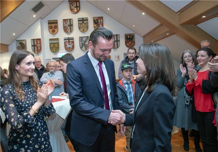 Mitbewerber Thomas Karutz gratulierte Cornelia Weigand zum Wahlsieg.