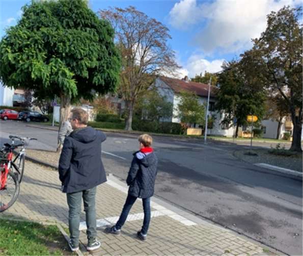 Mitbürger wünschten sich Überquerungshilfen an der Heerstraße sowie an der Grundschule.