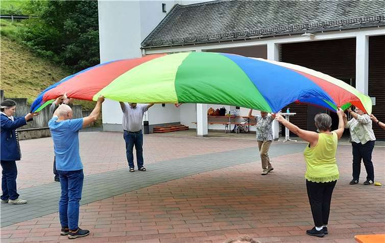 Miteinander das Schwungtuch schwingen war nur eines der Angebote in Maria Martental. Foto: privat
