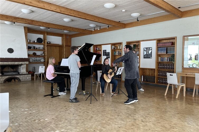 Mitg viel Geduld und Engagement unterstützte Nur Ben Shalom die Nachwuchsmusiker.