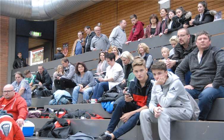 Mitgereiste Fans, Betreuer, Trainer, Eltern und Zuschauerverfolgten die Spiele an drei Tagen in zwei Sporthallen.Für den TuS Ahrbach hat das Turnier eine große Bedeutung.