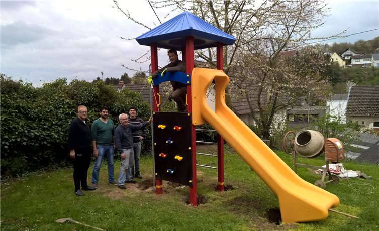 Mitgewirkt haben bei der Montage- und Errichtung des Spielturms (v. l.) Eugen Schmitt, George Matar, Gerhard Wilhelmi, Hauke Hansen und Christoph Fohl.WK