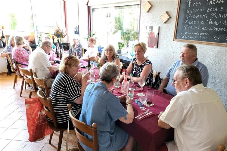 Mitglieder Der Landsegnnung-Nachbarschaft beim Sommerfest
