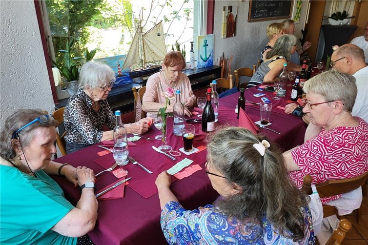 Mitglieder Der Landsegnnung-Nachbarschaft beim Sommerfest