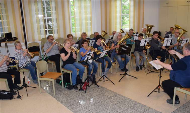 Mitglieder aus Posaunenchören des Dekanats Nassauer Land probten jetzt erstmals unter Leitung von Landesposaunenwart Johannes Kunkel für den Auftritt beim ökumenischen Pfingstfest am Pfingstmontag um 10.45 Uhr in Pohl.Fotos: Dekanat Nassauer Land