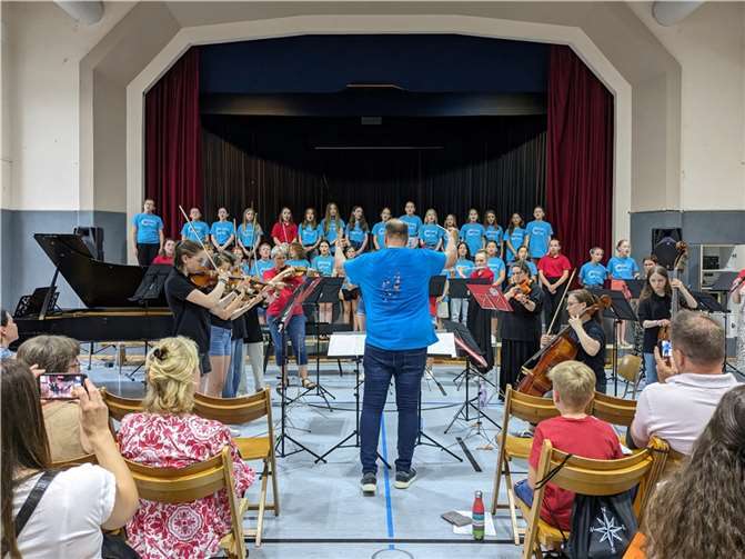 Mitglieder beider Orchester und Chor beim Vortrag non „Vois sur ton chemien“. Foto: KS
