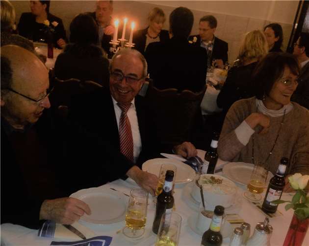 Mitglieder beim Heringsessen und gemütlichem Beisammensitzen. privat