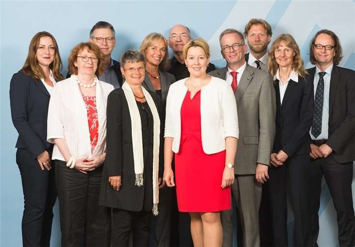 Mitglieder der „Achten Altersberichtskommission“ mit Bundesfamilienministerin Dr. Franziska Giffey (vordere Reihe Mitte), dem Vorsitzenden des Sachverständigengremiums Prof. Dr. Andreas Kruse (vordere Reihe, zweiter v. re.) und Prof. Dr. Manfred Hülsken-Giesler (hintere Reihe ganz rechts). Lotte Ostermann