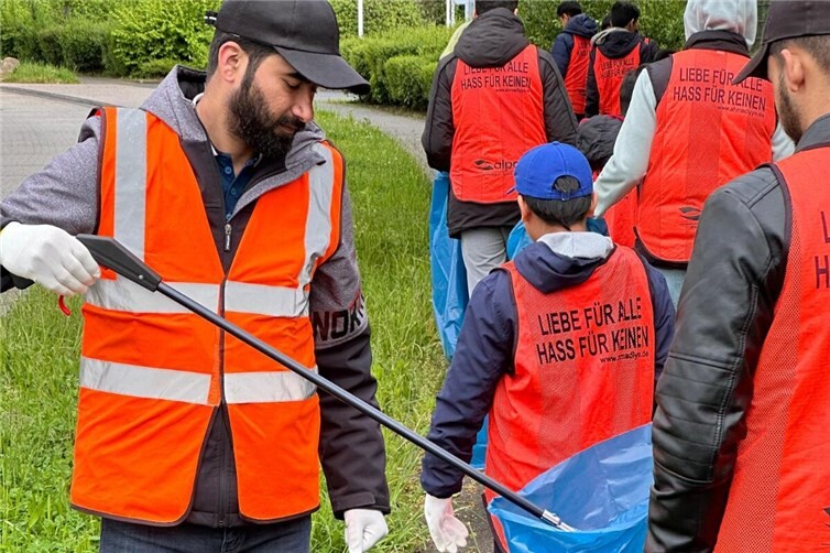 Mitglieder der Ahmadiyya Gemeinde beim Cleanup