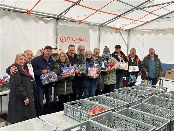 Mitglieder der Aktionsgruppe, Tafelmitarbeiter und Verantwortliche, Volker Schölzel und weitere Mitglieder der Clean-Up-Gruppe Neuwied.  Foto: Radwan Ghbais