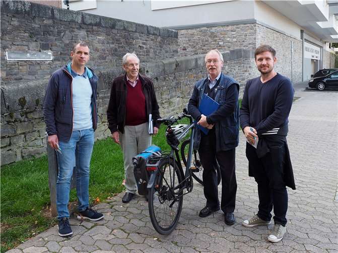 Mitglieder der Altstädter Bürgerinitiative mit dem Radverkehrsbeauftragten vor Ort. Foto: Hermann Schäfer