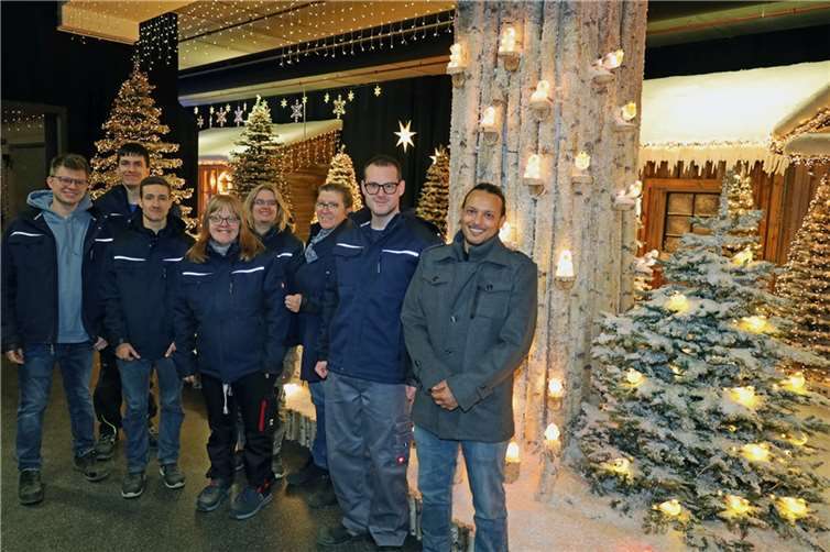 Mitglieder der Außenarbeitsgruppen mit Ruben Scek Hassan (rechts) bei Gnosjö Konstsmide in Remagen.  Foto: Thomas Hoffmann / Caritas Werkstätten