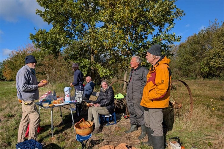 Mitglieder der BUND-Kreisgruppe bei der verdienten Pause auf der Bengener Heide.