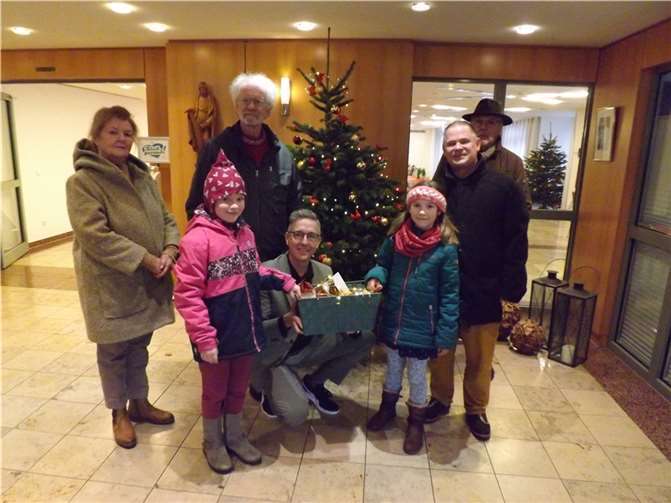 Mitglieder der BfM-Familie besuchen die an Weihnachten Arbeitenden. Foto: privat