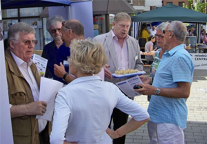 Mitglieder der BfM im Gedankenaustausch mit Bürgern. privat