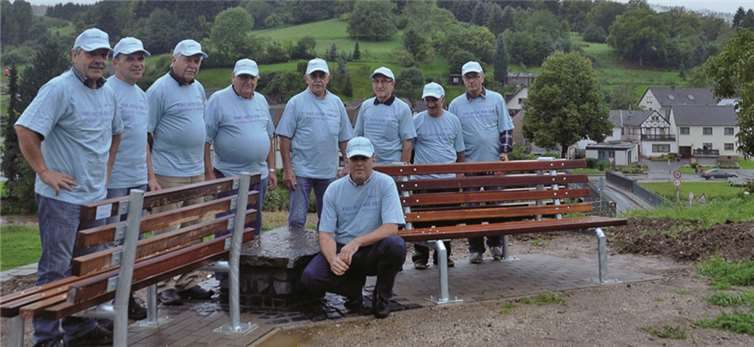 Mitglieder der Bürgerinitiative „Steinbeißer“ stellten eine Weinkelter auf und zimmerten eine Sitzgruppe, die Besucher der Kapelle Altenahr-Altenburg zum Verweilen einlädt. Privat