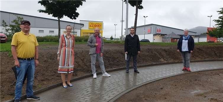 Mitglieder der CDU-Fraktion auf dem neu angelegten Weg an der Kulturhalle.Foto: privat