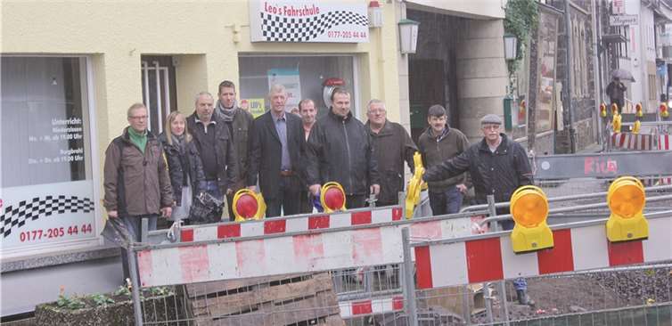 Mitglieder der CDU-Fraktion des Gemeinderates sowie des CDU-Ortsvorstandes bei der Baustellenbesichtigung „Schmitze Eck“ und Brohltalstraße (v.l.n.r.): Bernd Nonn, Anna-Maria Distelrath, Franz-Josef Hauptmanns, Florian Bröker, Rolf Hans, Jürgen Schneider, Stefan Schiele, Gerd Krudewig, Ingo Stürmer und Richard Keuler.Privat