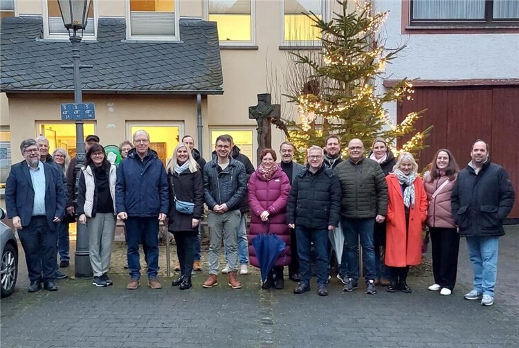 Mitglieder der CDU-Fraktion im Verbandsgemeinderat Cochem besuchten im Rahmen von „Fraktion vor Ort“ gemeinsam mit dem CDU-Landtagsabgeordnetem Jens Münster die Gemeinde Müden und tauschten sich mit Gemeinderat und Ehrenamtlichen aus. Foto: Dennis Marx