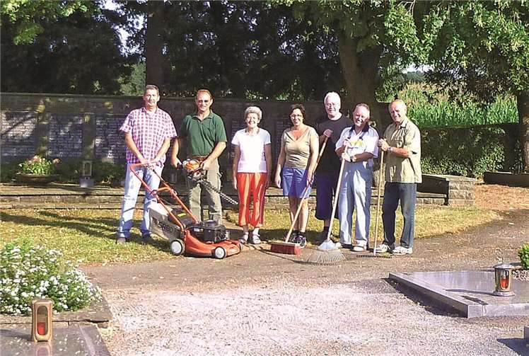 Mitglieder der CDU-Fraktion nach der Säuberungsaktion vor dem Ehrenmal des Friedhofs Neukirchen-Merzbach. privat