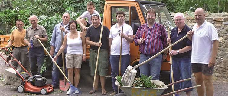 Mitglieder der CDU-Fraktion und der Mitarbeiter des Bauhofs bei der Säuberungsaktion auf dem Friedhof St. Martin. privat