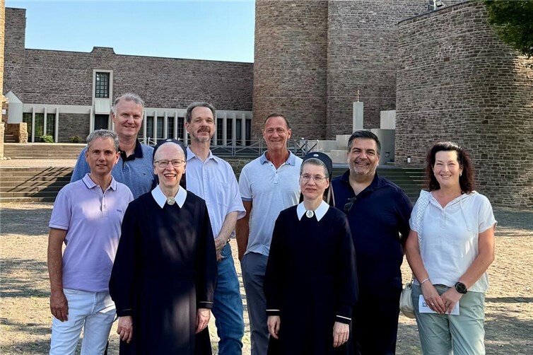 Mitglieder der CDU-Fraktionen aus dem Verbandsgemeinde- und Stadtrat Vallendar sowie des Vorstandes des CDU-Gemeindeverbandes zusammen mit Schwester M. Andra-Maria und Schwester M. Lieselotte vor der Anbetungskirche auf Berg Schönstatt.  