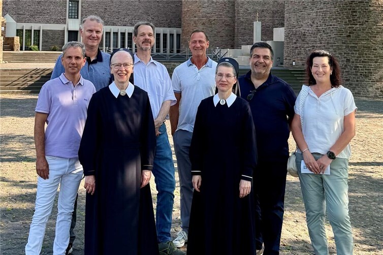 Mitglieder der CDU-Fraktionen aus dem Verbandsgemeinde- und Stadtrat Vallendar sowie des Vorstandes des CDU-Gemeindeverbandes zusammen mit Schwester M. Andra-Maria und Schwester M. Lieselotte vor der Anbetungskirche auf Berg Schönstatt.