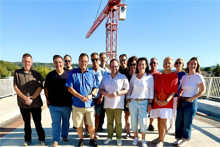 Mitglieder der CDU-Fraktionen aus dem Verbandsgemeinde- und Stadtrat Vallendar sowie des Vorstandes des CDU-Gemeindeverbandes zusammen mit den Vertretern des Landesbetriebs Mobilität Cochem-Koblenz auf dem Neubau der neuen Brücke zwischen Vallendar und Niederwerth.  
