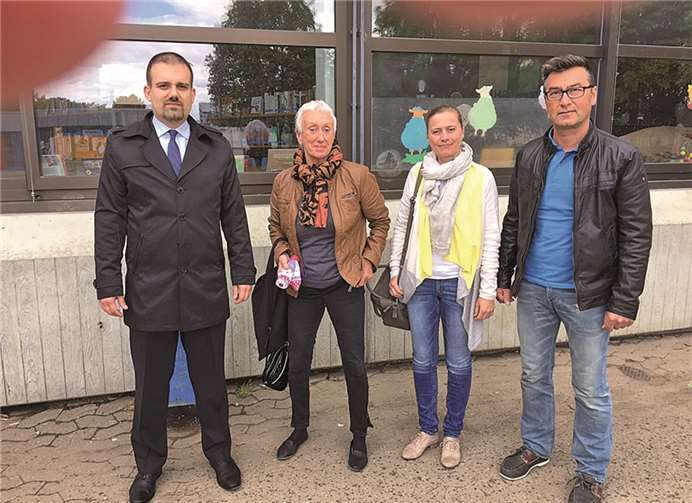 Mitglieder der CDU Karthause informierten sich erneut über die Verhältnisse in der Grundschule Neukarthause. privat