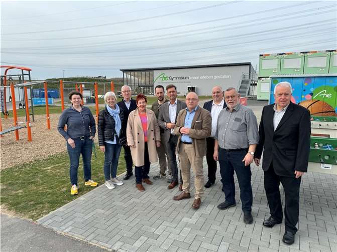 Mitglieder der CDU-Kreistagsfraktion am provisorischen Schulstandort des Are-Gymnasiums in Ringen.  Foto: M. Schneider